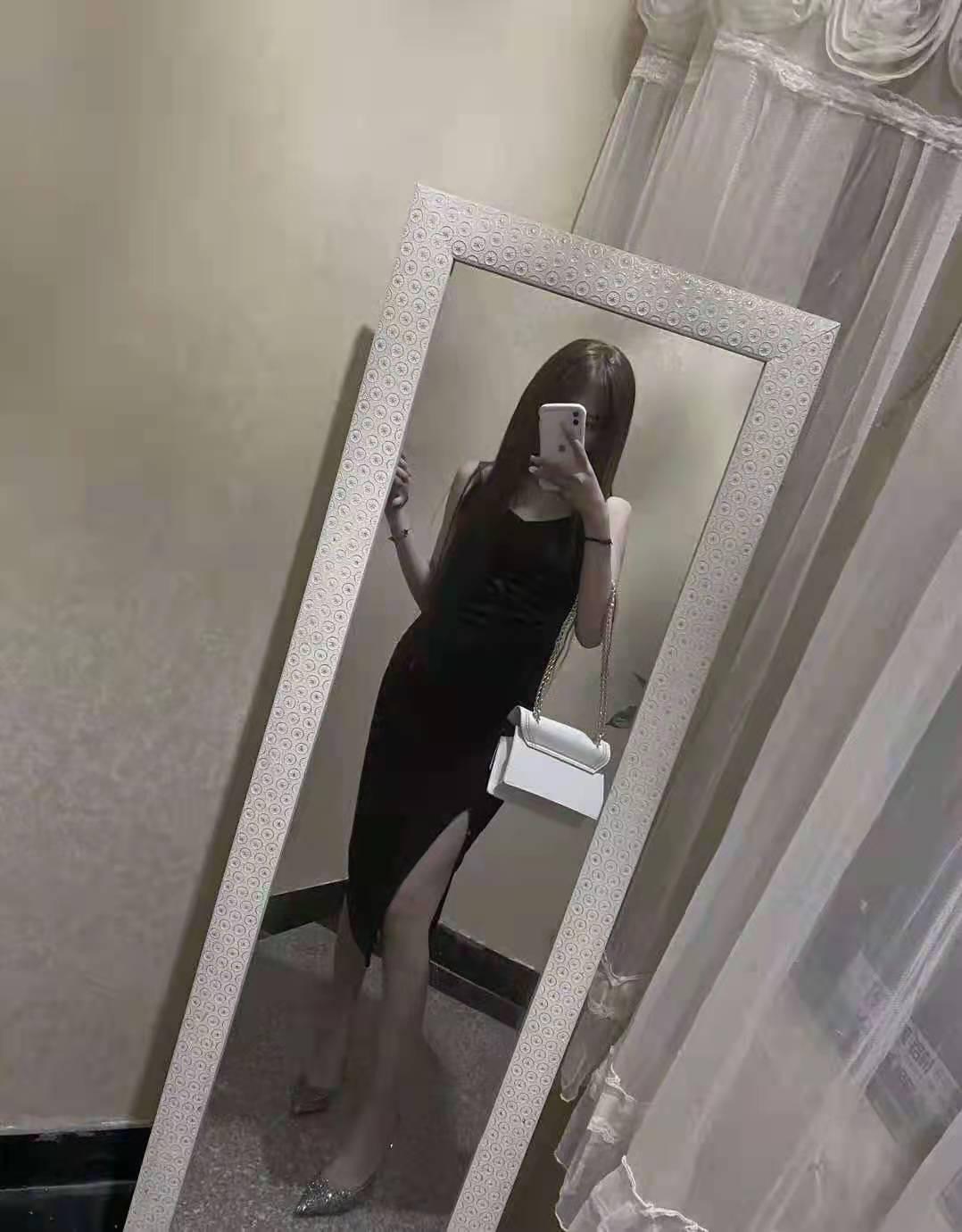 22岁妹妹和闺蜜在家做兼职