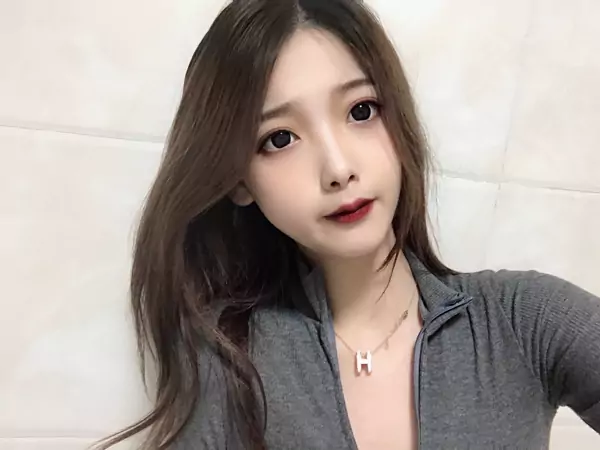 朝阳妹妹，可吞 可口  可 颜~she