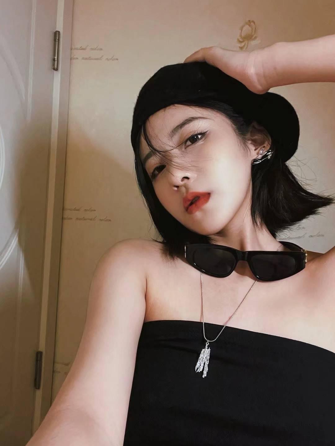 一个年轻漂亮的女孩